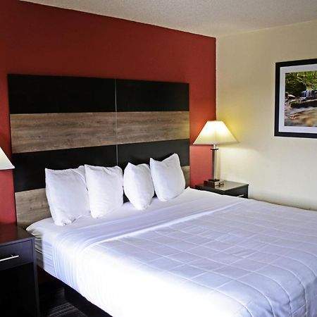 Baymont By Wyndham Waupun Hotel Exterior photo