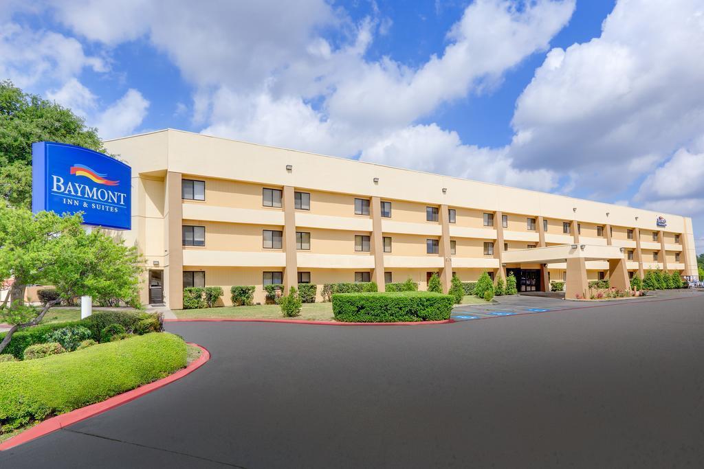 Baymont By Wyndham Waupun Hotel Exterior photo