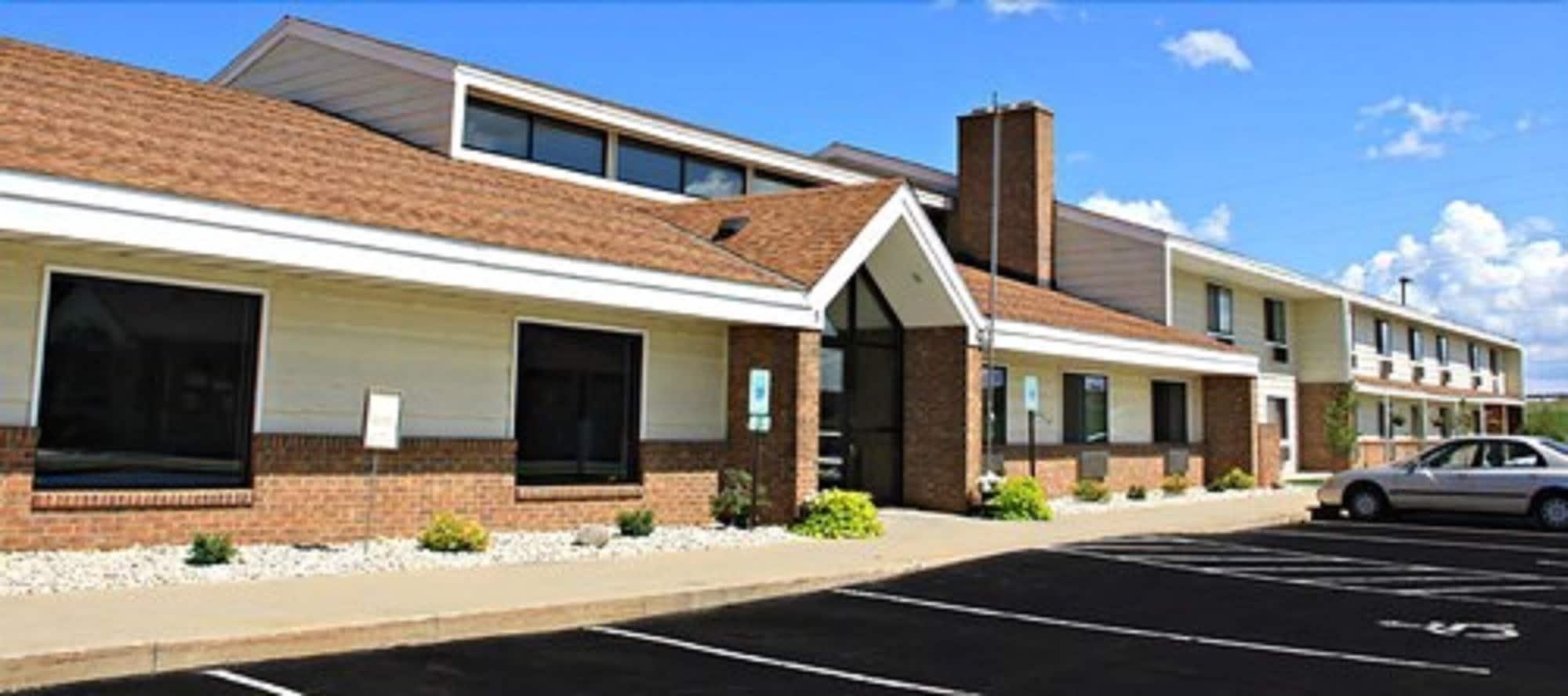 Baymont By Wyndham Waupun Hotel Exterior photo