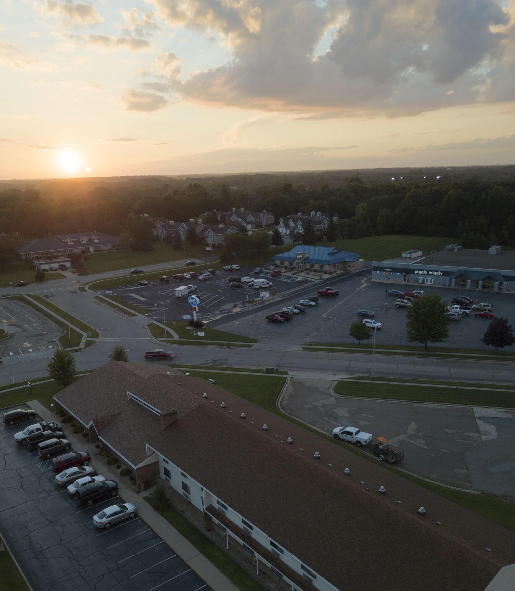 Baymont By Wyndham Waupun Hotel Exterior photo
