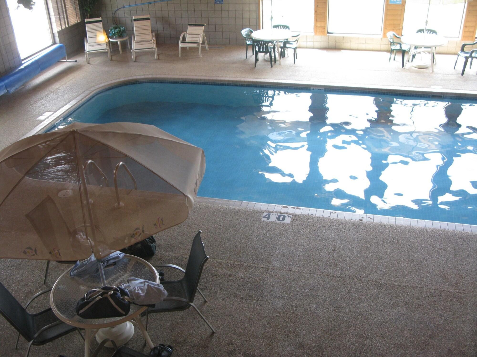 Baymont By Wyndham Waupun Hotel Exterior photo