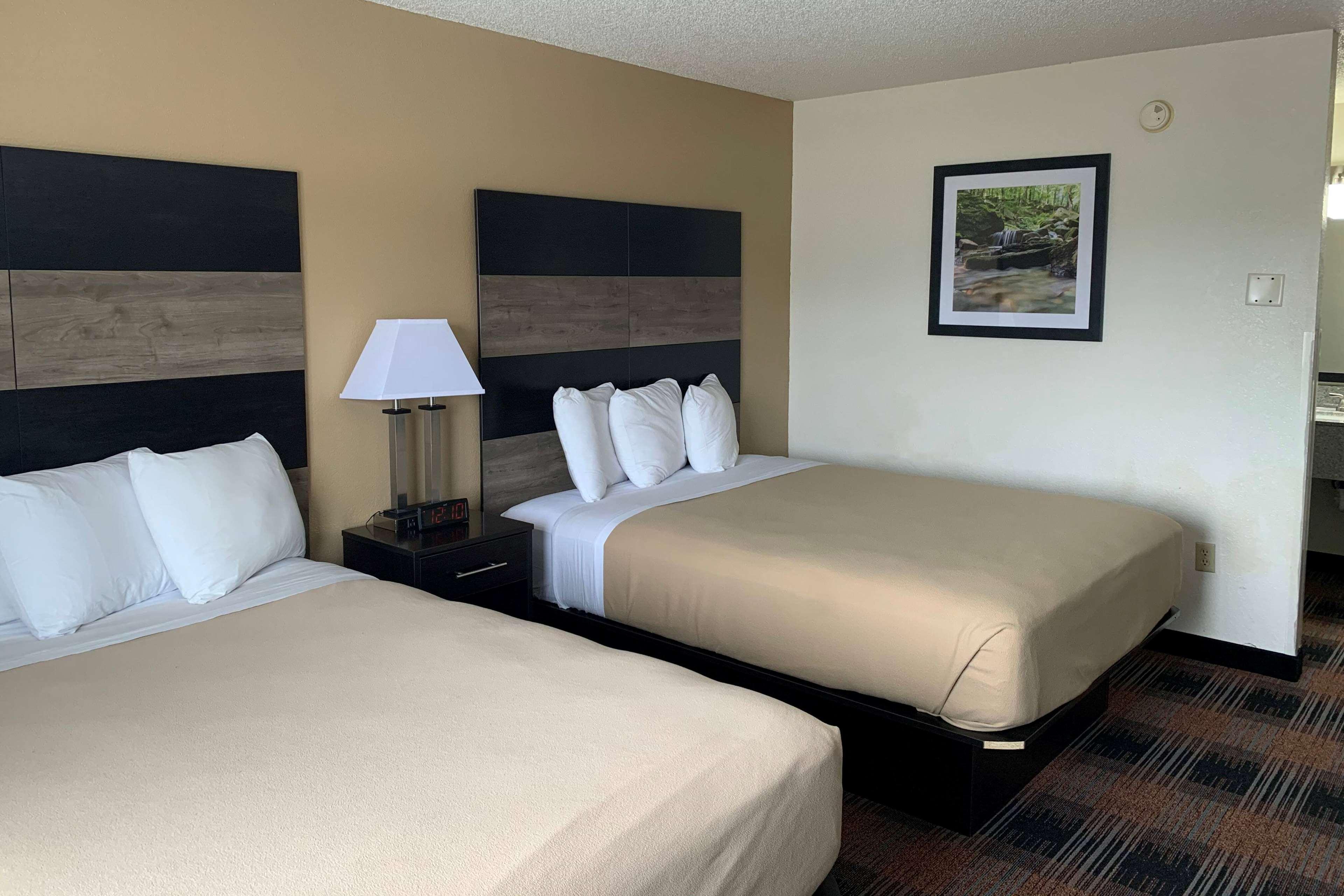 Baymont By Wyndham Waupun Hotel Exterior photo