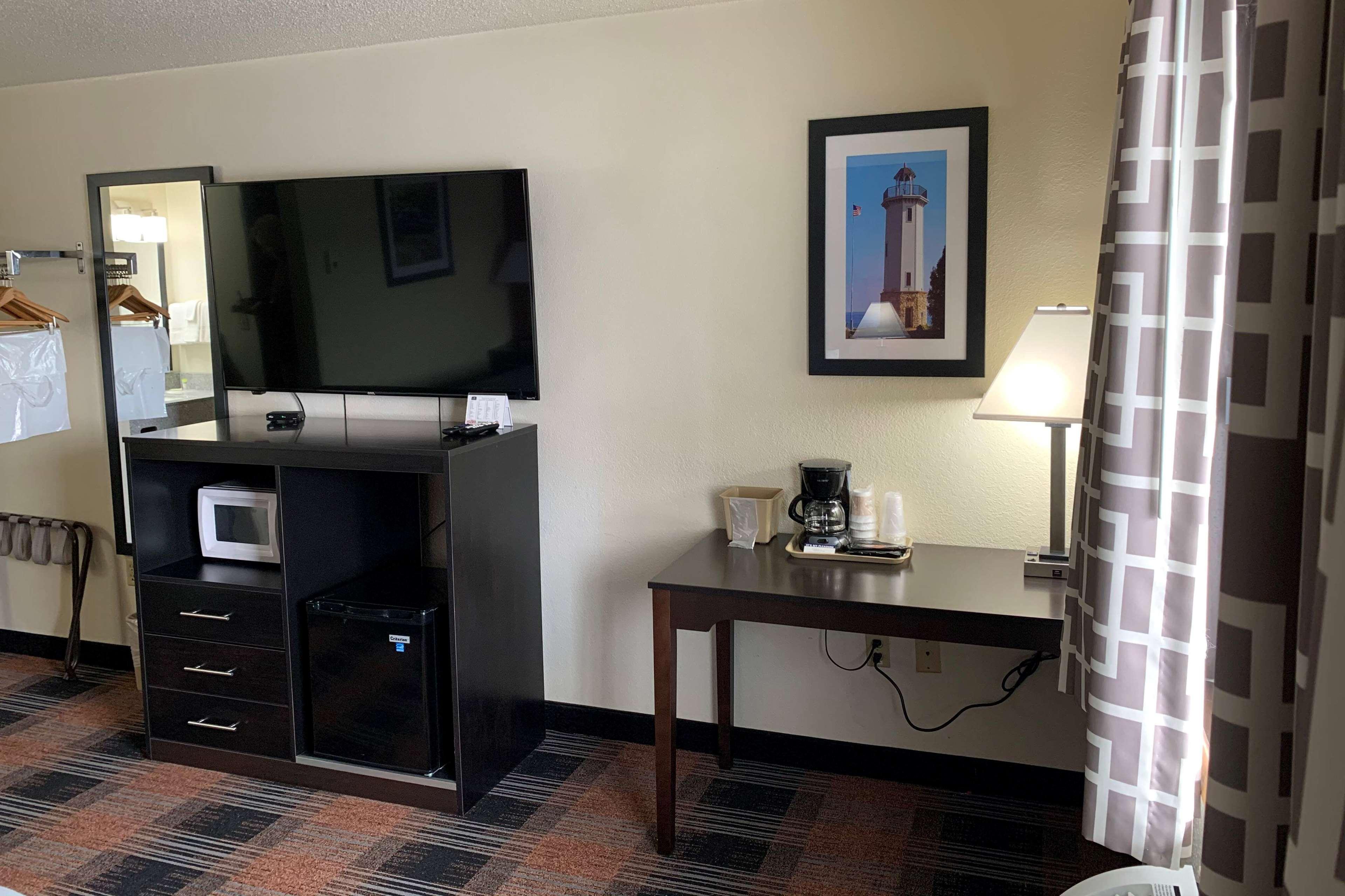 Baymont By Wyndham Waupun Hotel Exterior photo