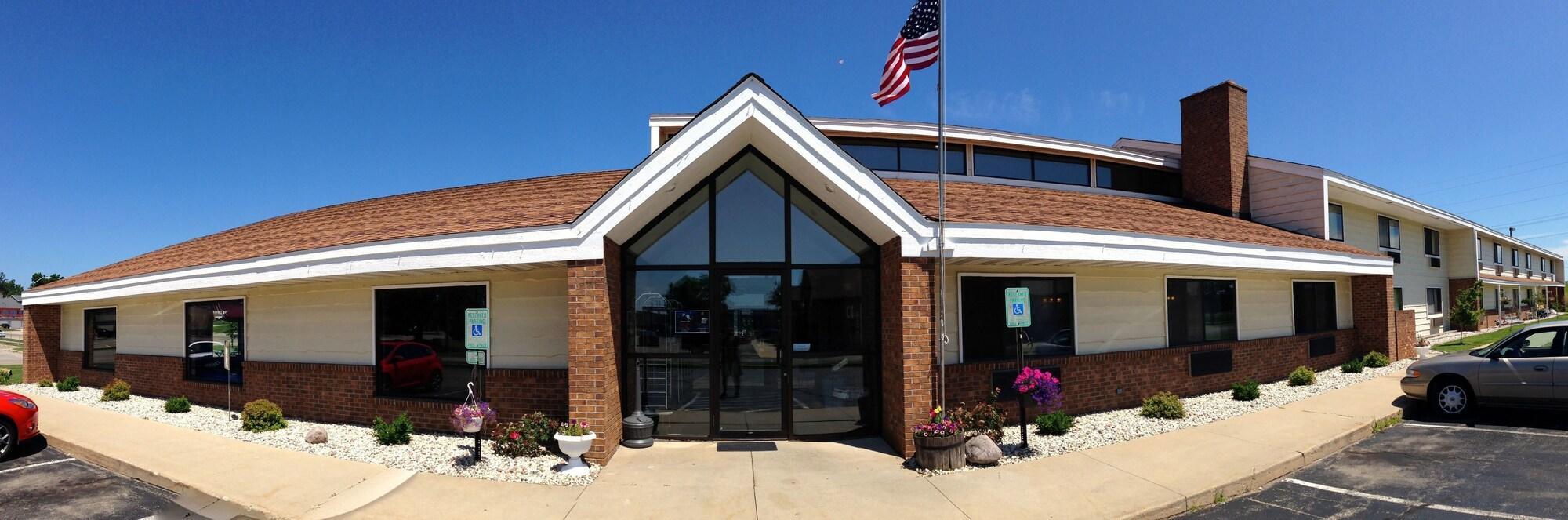 Baymont By Wyndham Waupun Hotel Exterior photo