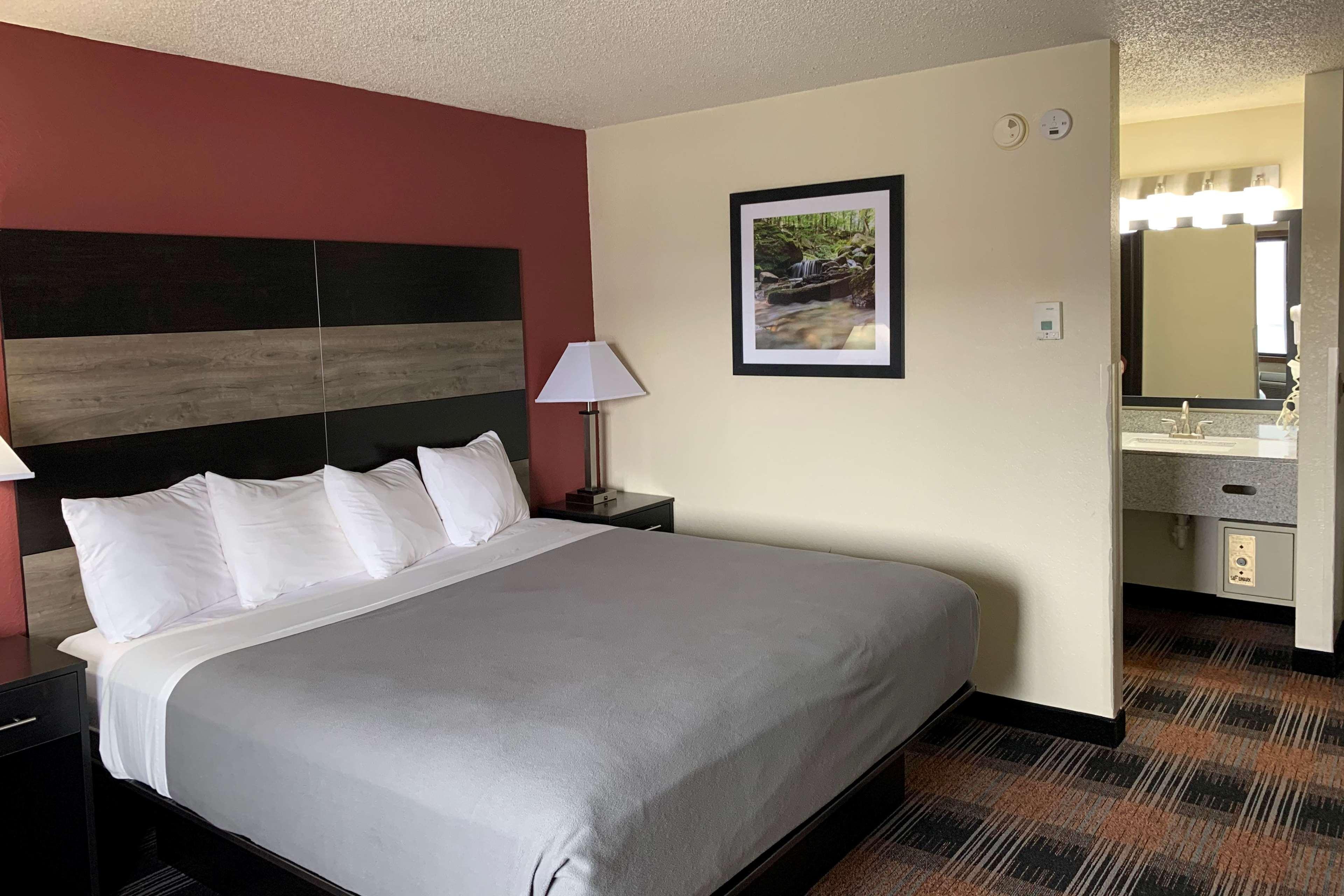 Baymont By Wyndham Waupun Hotel Exterior photo