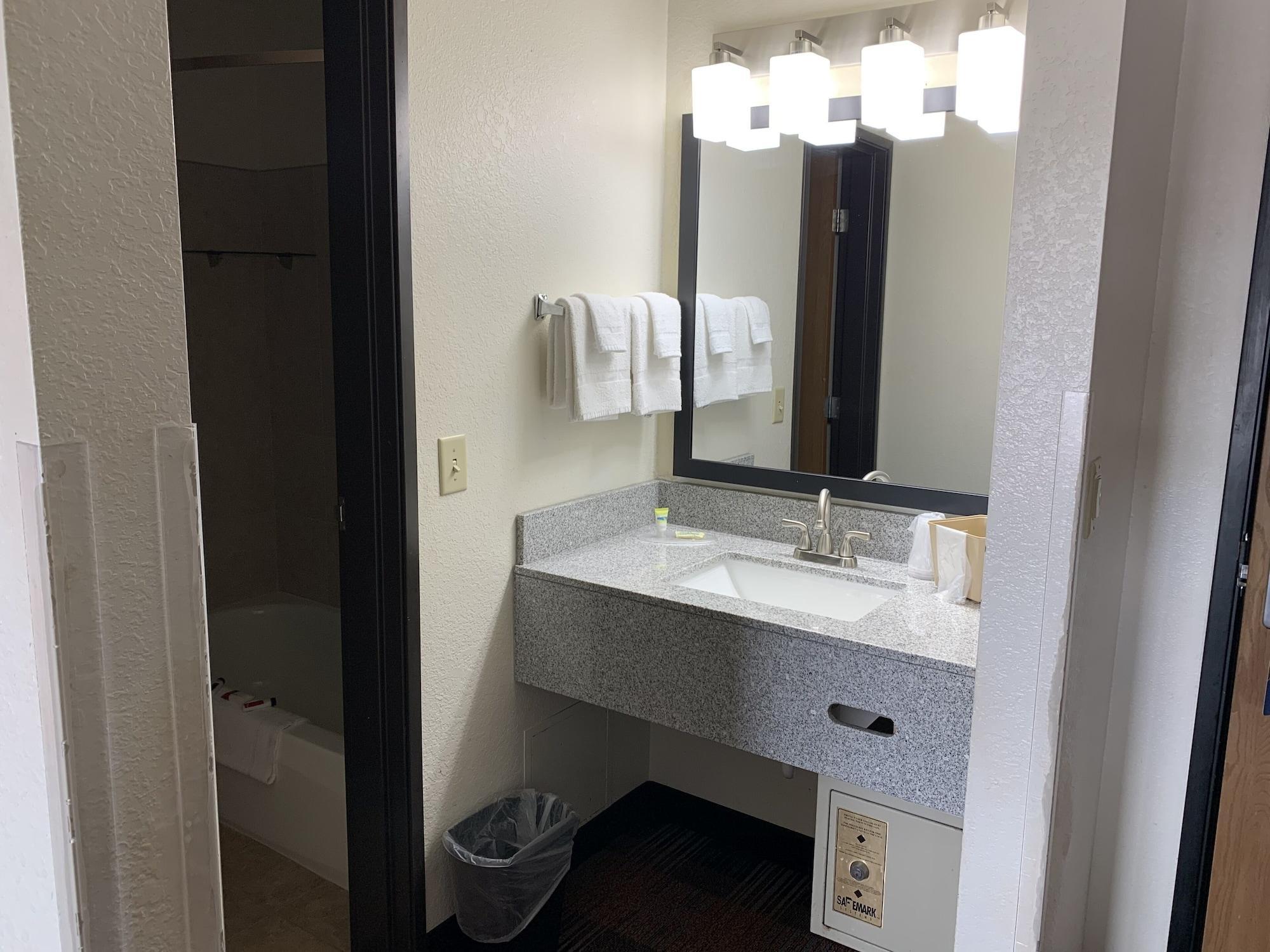 Baymont By Wyndham Waupun Hotel Exterior photo