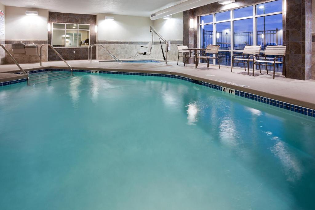 Baymont By Wyndham Waupun Hotel Exterior photo