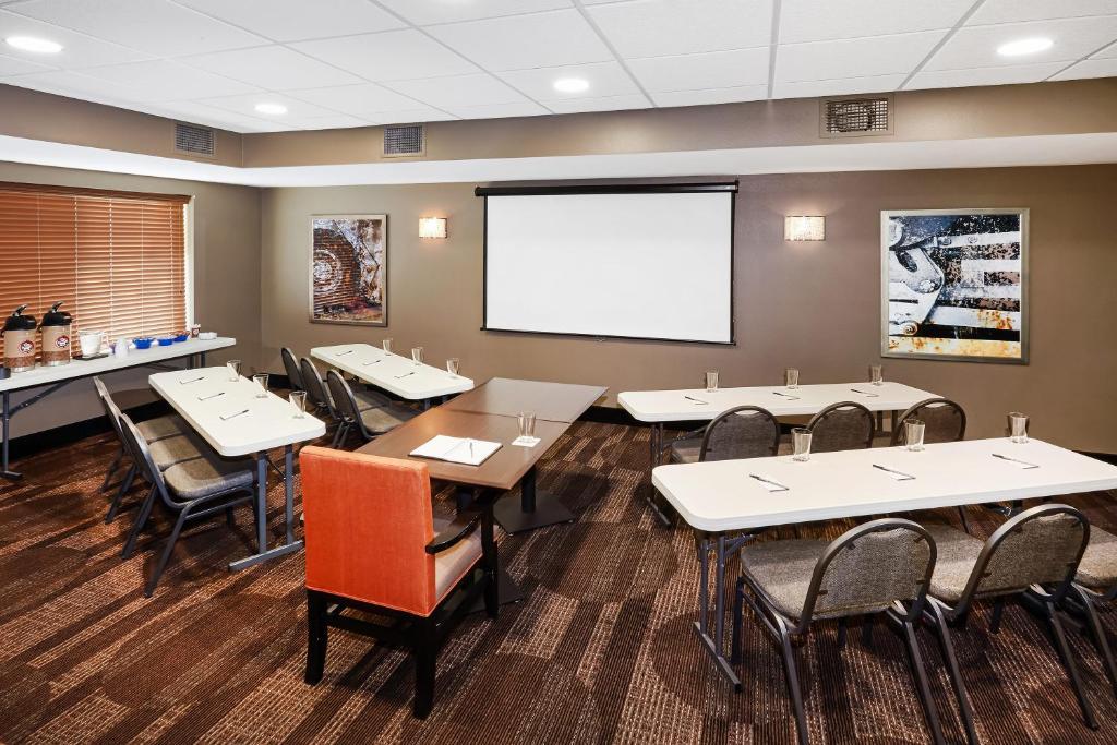 Baymont By Wyndham Waupun Hotel Exterior photo