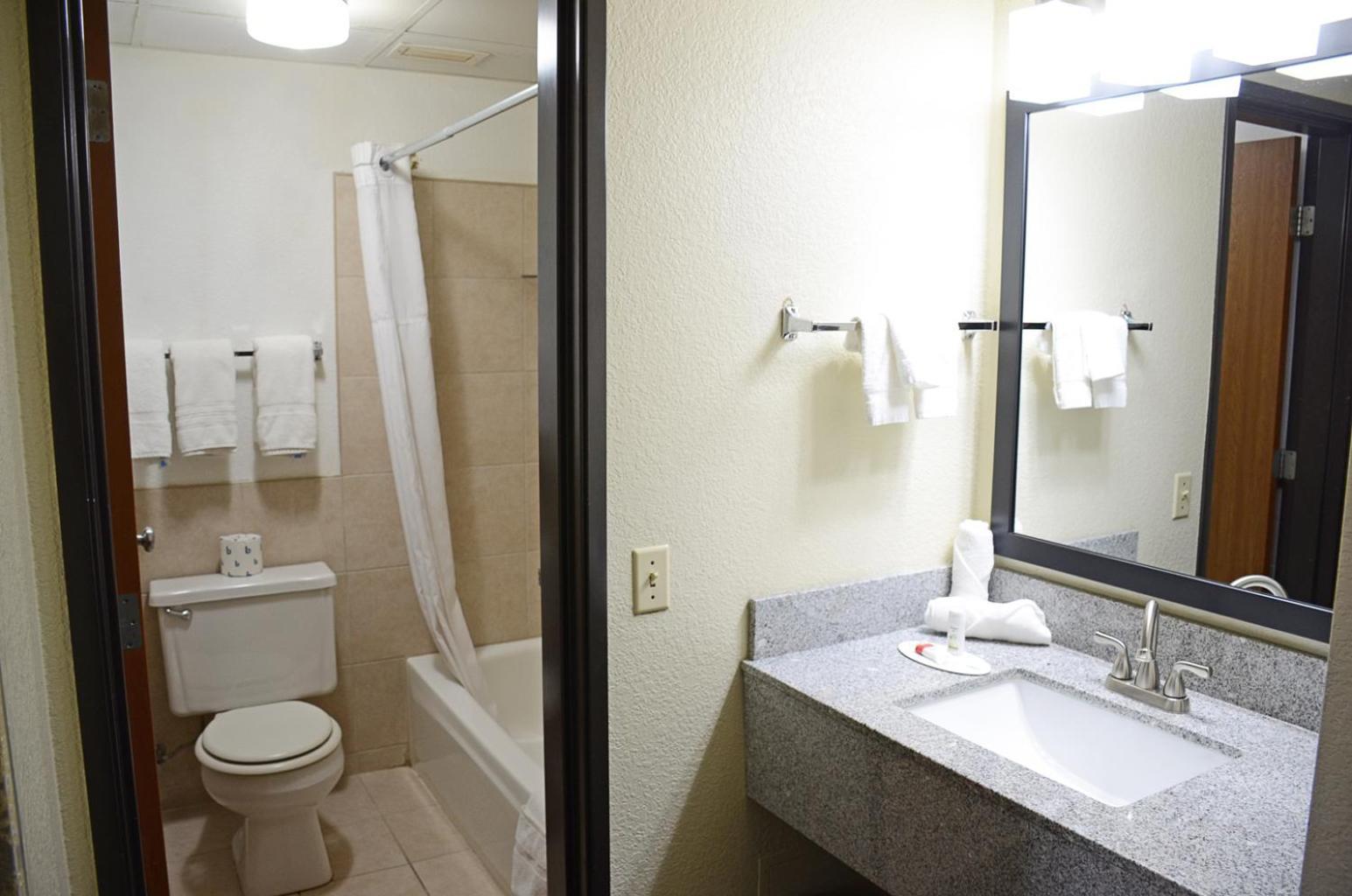Baymont By Wyndham Waupun Hotel Exterior photo