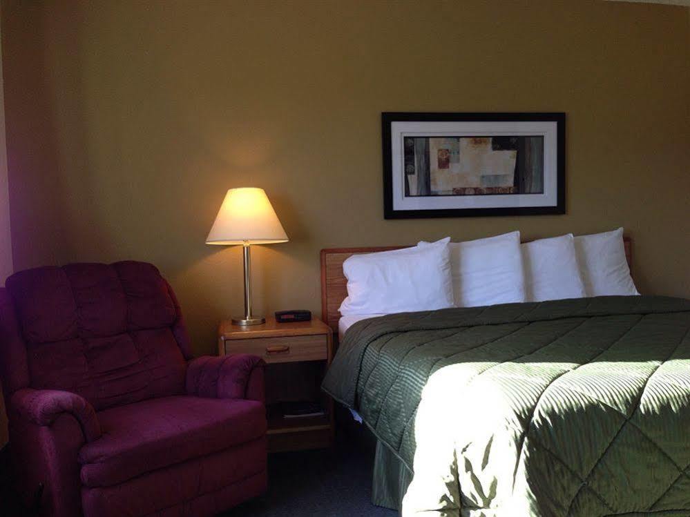 Baymont By Wyndham Waupun Hotel Exterior photo