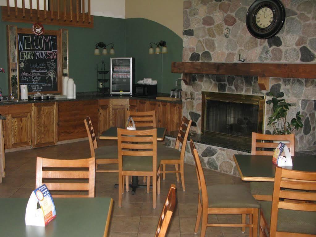 Baymont By Wyndham Waupun Hotel Exterior photo