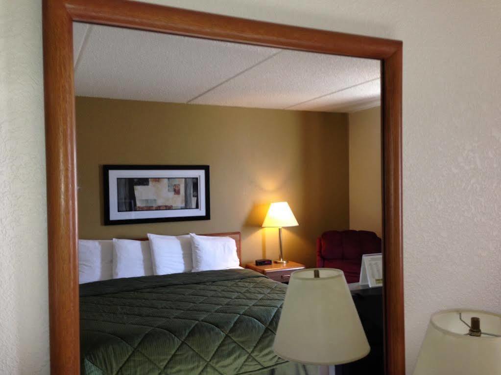 Baymont By Wyndham Waupun Hotel Exterior photo
