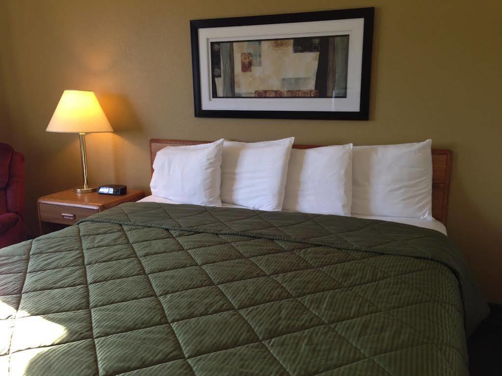 Baymont By Wyndham Waupun Hotel Exterior photo